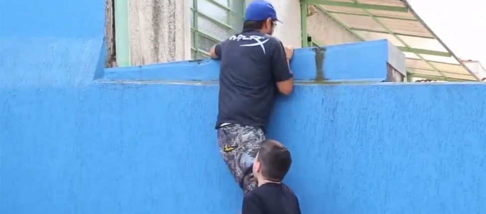 Com a ajuda de Alocs, manajj pula mais uma vez o muro da CNB, desta vez para anunciar a 2ª Etapa da Corrida ao Diamante