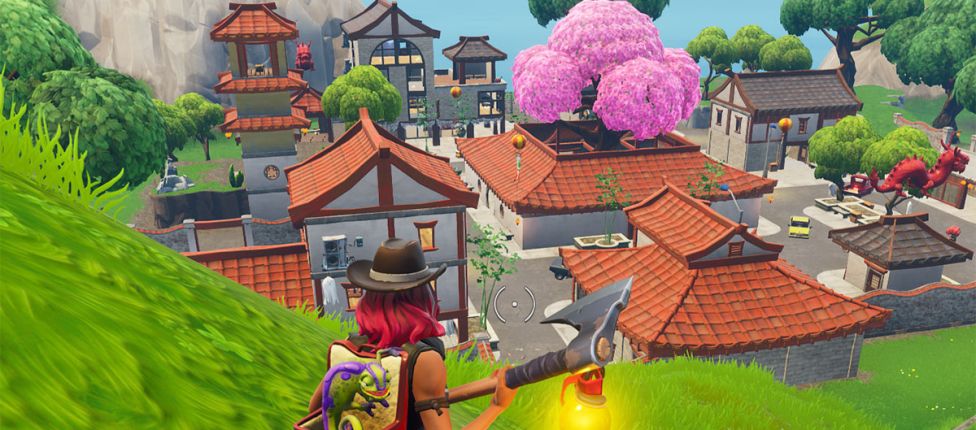 Dance no alto de uma Torre do Relógio, uma Árvore Rosa e um Trono de Procela Gigante no Fortnite